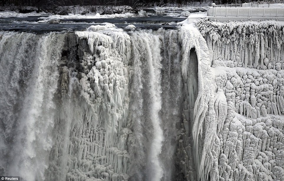Spectacular photo of Niagara freezing midway in its fall